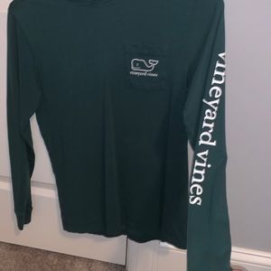Long sleeve vineyard vine shirt with hood! very lightweight and great for fall!